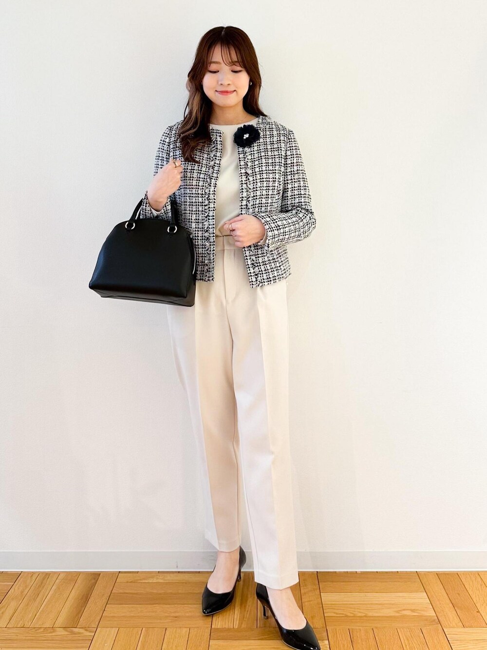 ブラック系のボストンバッグ、ホワイト系のシャツ/ブラウス、ホワイト系のその他パンツを着用したレディースの冬コーディネートの1枚目の写真
