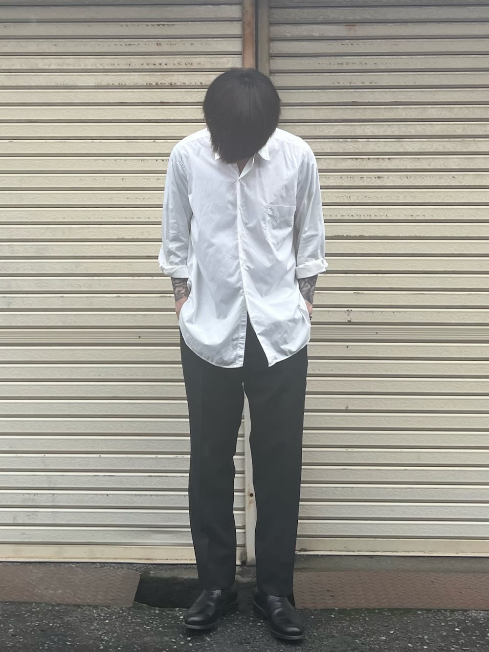 「白シャツ、CIOTA、黒パンツ、長袖シャツ、berwick1707、バーウィック、ローファー」｜「UNIQLOのアイテム（スラックス、ブラック系）」を使った、うえしょさん（メンズ・179cm）の夏コーディネートの1枚目の写真