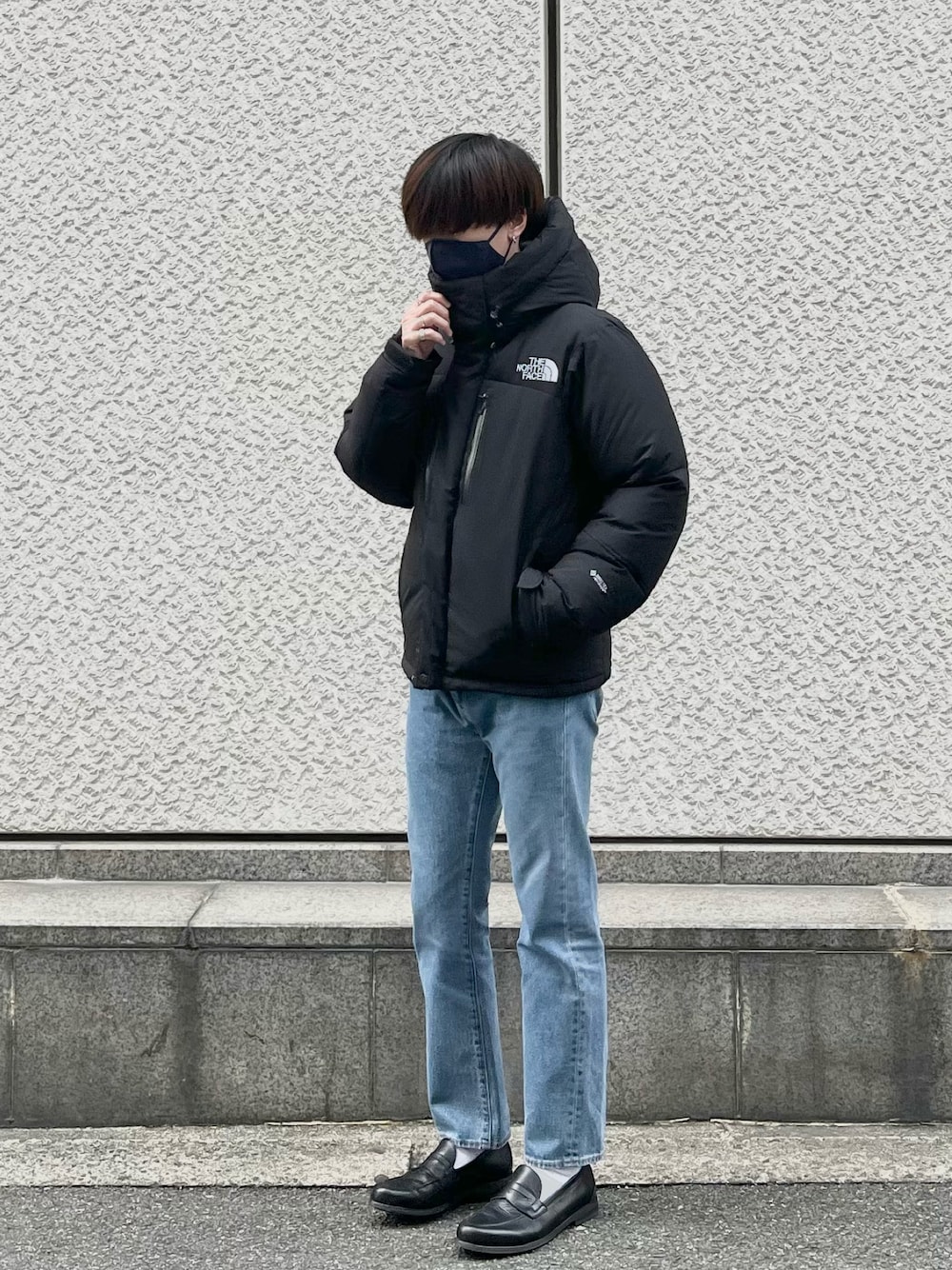 メンズにおすすめの黒ダウン×ローファー×淡デニムで都会的に着こなした冬コーデ