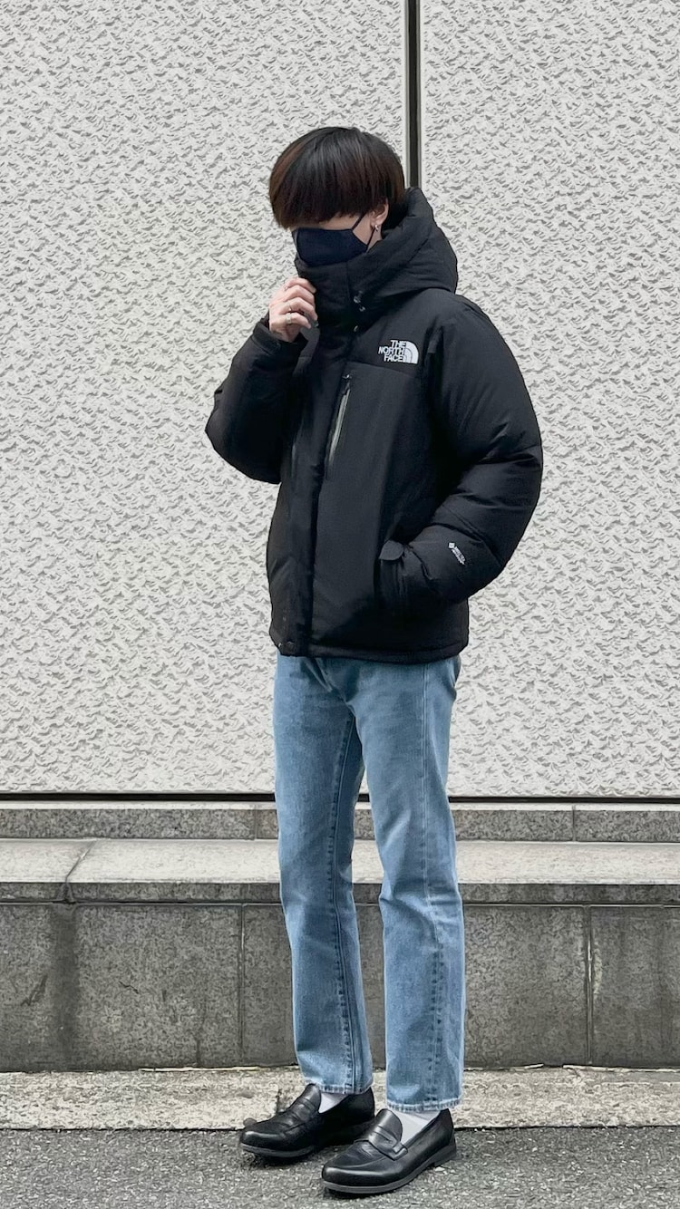 メンズにおすすめの黒ダウン×ローファー×淡デニムで都会的に着こなした冬コーデ