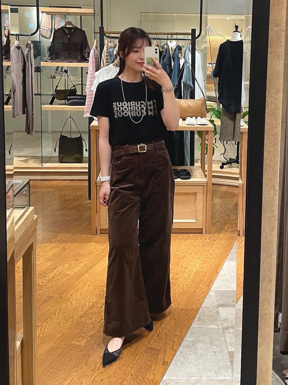 「ロゴT、Tシャツ、Tシャツコーデ、コーデュロイ、コーデュロイパンツ、秋、秋コーデ、秋服、秋カラー、大人カジュアル、大人コーデ、大人女子、オトナ女子、カジュアルスタイル、休日スタイル」｜「RIVE DROITEの【トレンド秋カラー】ストレッチコールフレアパンツ（その他パンツ、ブラウン系）」を使った、hinataさん（骨格ストレート・レディース・160cm）の夏コーディネートの1枚目の写真