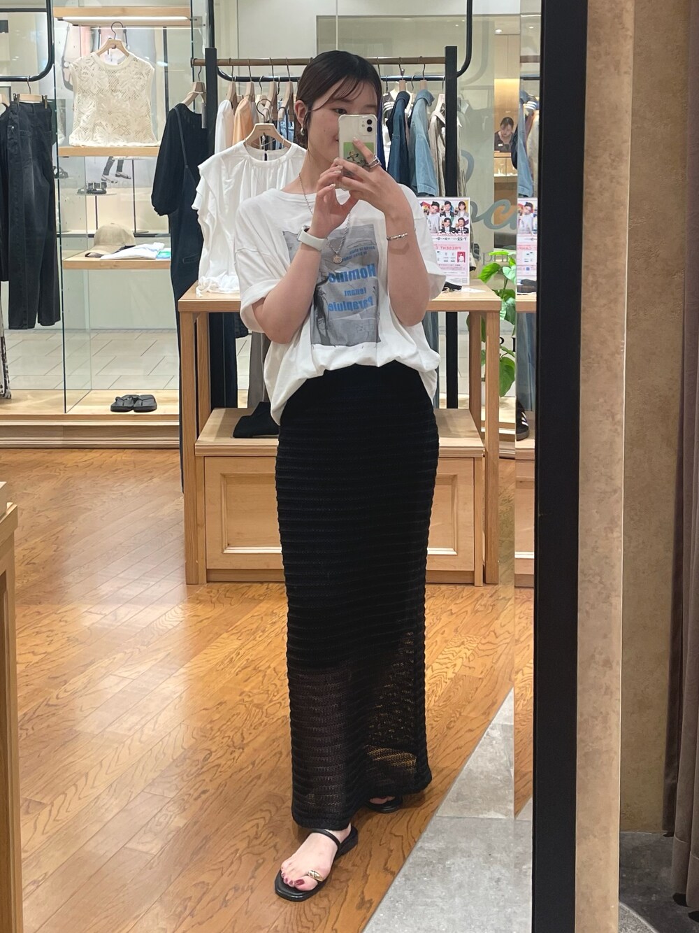 ブラック系のスカート、ホワイト系のTシャツ/カットソーを着用したレディースの夏コーディネートの1枚目の写真