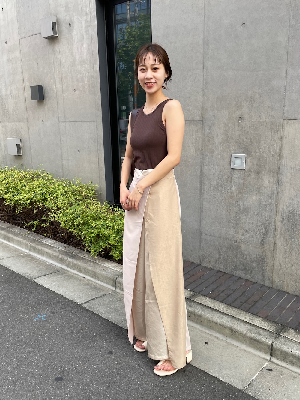 「COLONY2139、プチプラ、大人カジュアル、ラクチンコーデ、お出かけコーデ、カジュアルコーデ、プチプラコーデ、ラップパンツ、パンツスタイル、アメリカンスリーブ、アメスリ、バケツバッグ、骨格ウェーブ、タンクトップ、GU」｜「COLONY 2139の異素材切替ラップパンツ（その他パンツ、ベージュ系）」を使った、konomiさん（レディース・160cm）の夏コーディネートの1枚目の写真
