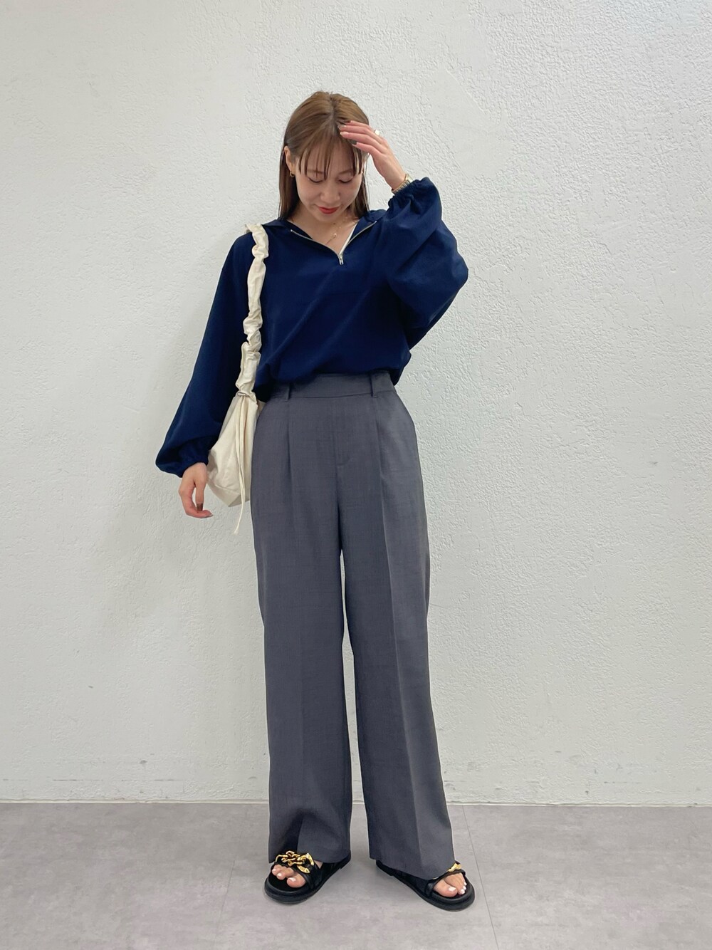 ホワイト系のショルダーバッグ、ブルー系のシャツ/ブラウス、グレー系のその他パンツを着用したレディースの春コーディネートの1枚目の写真