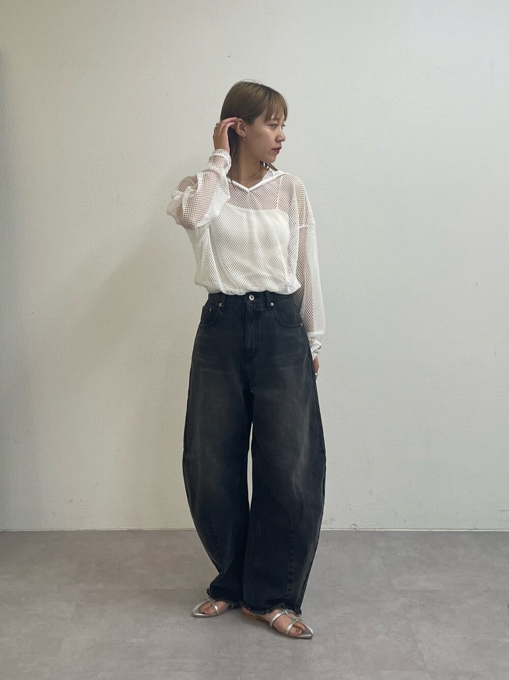 ブラック系のデニムパンツ、シルバー系のサンダル、ホワイト系のパーカーを着用したレディースの夏コーディネートの1枚目の写真