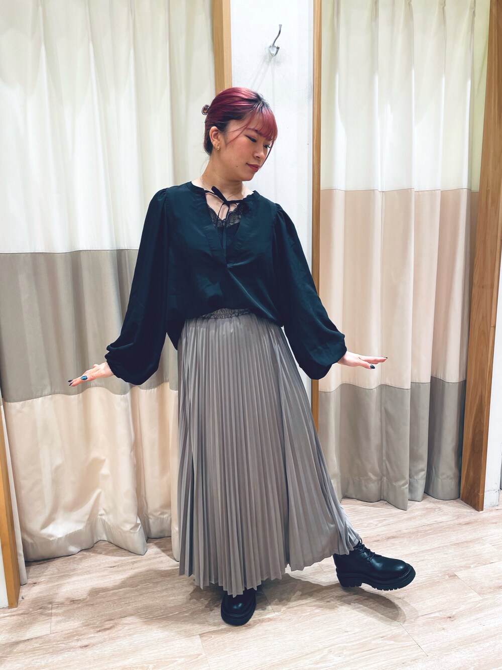 ブラック系のシャツ/ブラウス、ブラック系のTシャツ/カットソー、グリーン系のスカートを着用したレディースの秋コーディネートの1枚目の写真