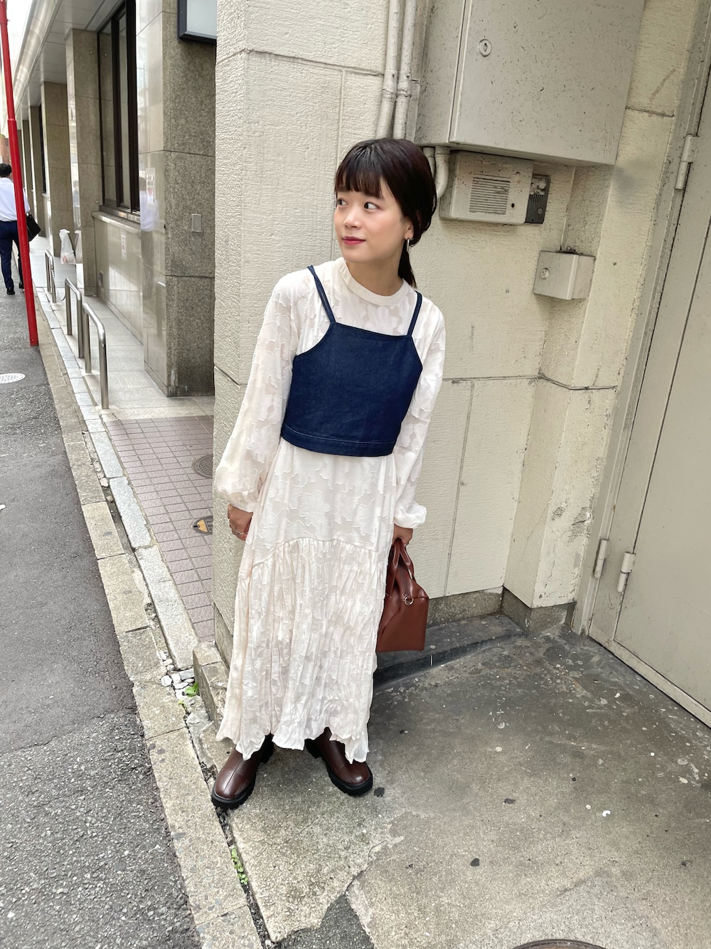 「オトナカジュアル、秋のコーデ、オトナ女子、秋色、ワントーンコーデ、骨格ウェーブ、ホワイトコーデ、ショートブーツ、ソックスブーツ、長袖ワンピース」｜「Kastaneの【2022AWアイテム】ソックスブーツ（ブーツ、ブラウン系）」を使った、harukaさん（レディース・155cm）の夏コーディネートの1枚目の写真