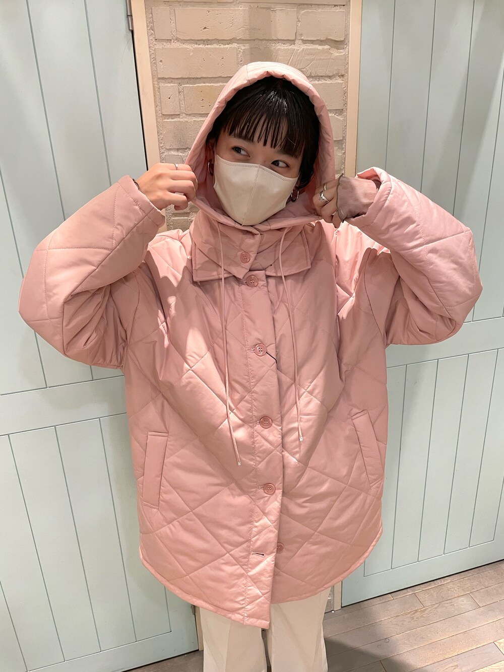 ピンク系のダウンジャケット/コートを着用したレディースの秋コーディネートの1枚目の写真