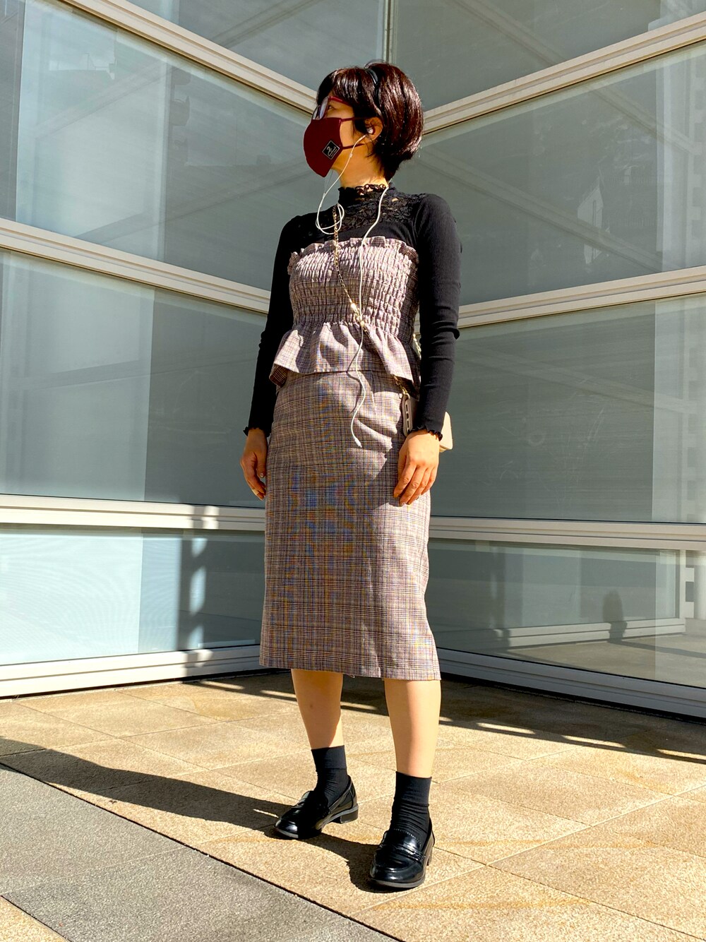 ブラック系のローファー、ブラウン系のスカート、ブラウン系のチューブトップを着用したレディースの秋コーディネートの1枚目の写真