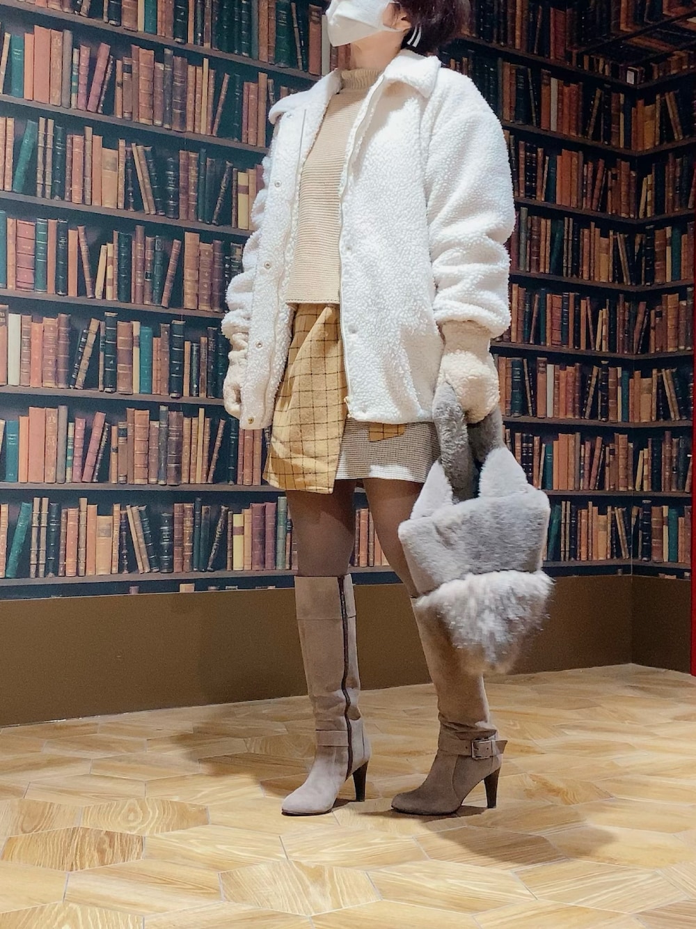「冬コーデ、大人カジュアル、秋冬コーデ、あったかコーデ、ootd、スカート、ニットコーデ、大人ガーリー、オトナカジュアル、マフラーぐるぐる、ファーバッグ、大人コーデ」｜「ADOLESCENCE のバルーンスリーブサイドスリットハイネックニットトップス【ZOZOTOWN限定アイテム】（ニット/セーター、ベージュ系）」を使った、おかきょんさん（レディース・160cm）の冬コーディネートの1枚目の写真
