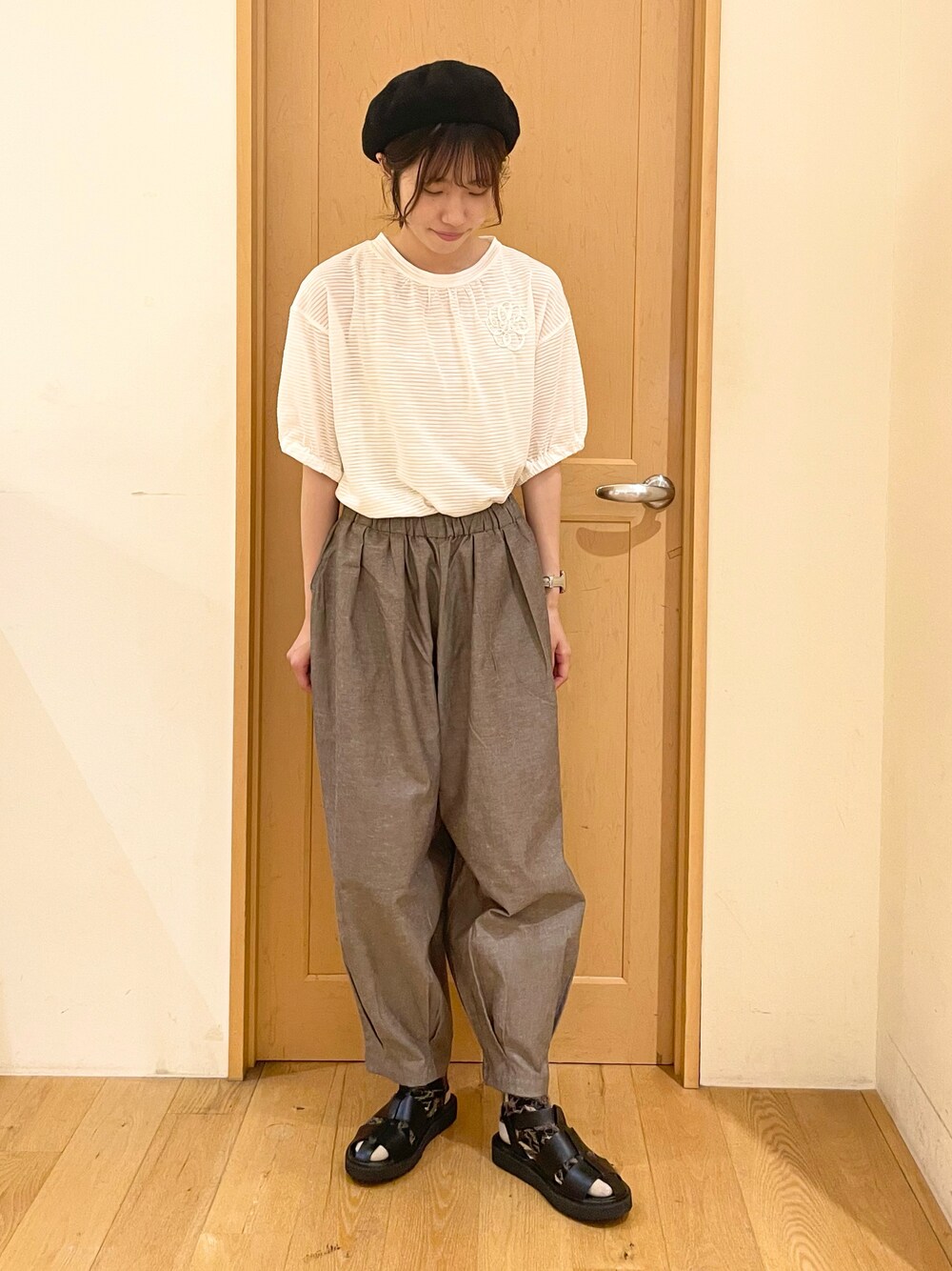 「夏ファッション、オトナカジュアル、シンプル、ゆるコーデ、厚底サンダル、高身長コーデ、Samansa Mos2、カジュアルコーデ、パンツスタイル、休日スタイル」｜「Samansa Mos2の胸元花柄テープ刺繍カットソー（Tシャツ/カットソー、ホワイト系）」を使った、ミカさん（レディース・164cm）の夏コーディネートの1枚目の写真