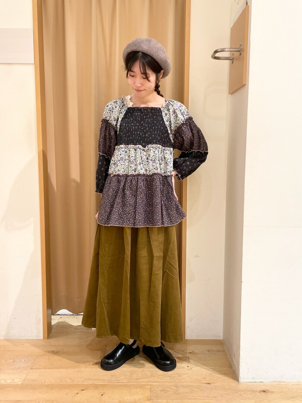 「Samansa Mos2、綿麻、カジュアル、studio CLIP、花柄、休日スタイル、秋冬、カラーコーデ」｜「Samansa Mos2の花柄パッチワークブラウス（シャツ/ブラウス、ブラック系）」を使った、ミカさん（レディース・164cm）の秋コーディネートの1枚目の写真