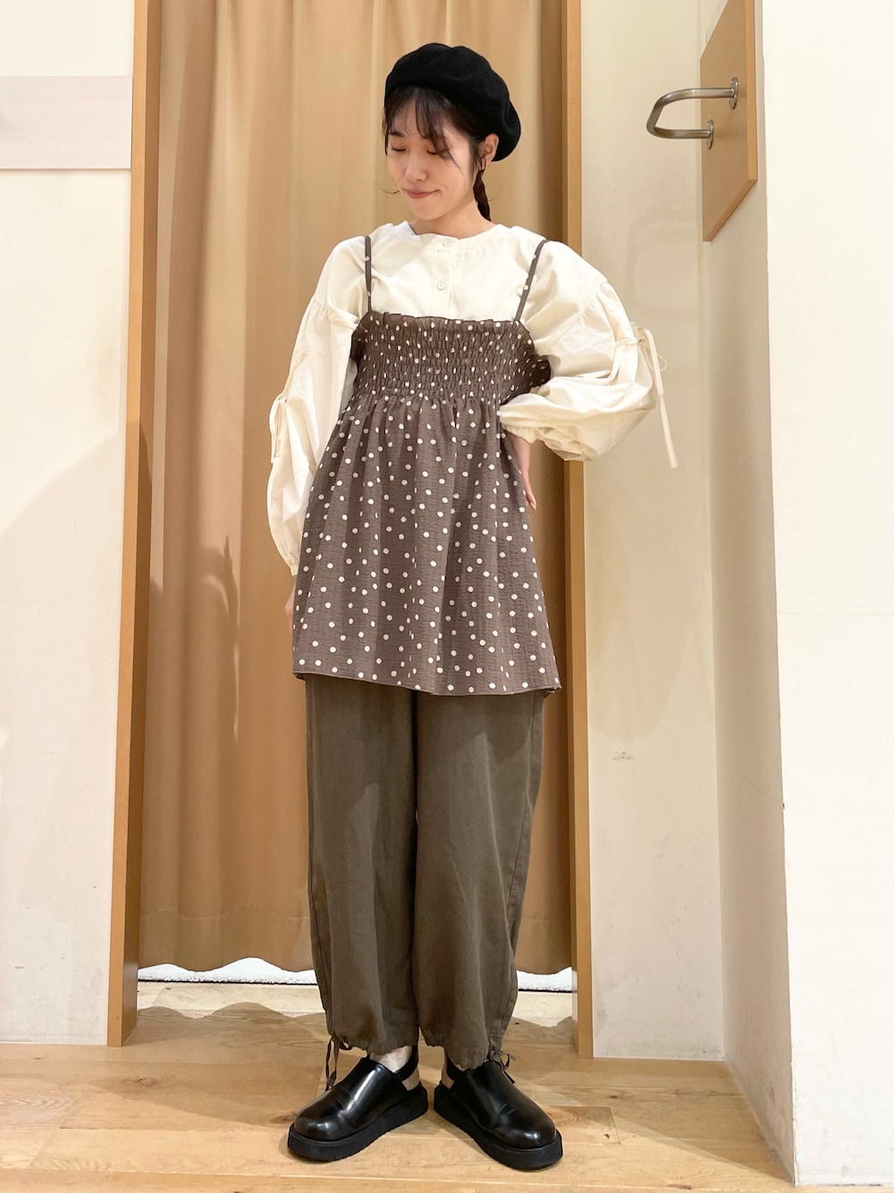 「Samansa Mos2のヘリンボーン裾ドロストセミワイドパンツ（その他パンツ、グリーン系）」を使った、ミカさん（レディース・164cm）の秋コーディネートの1枚目の写真