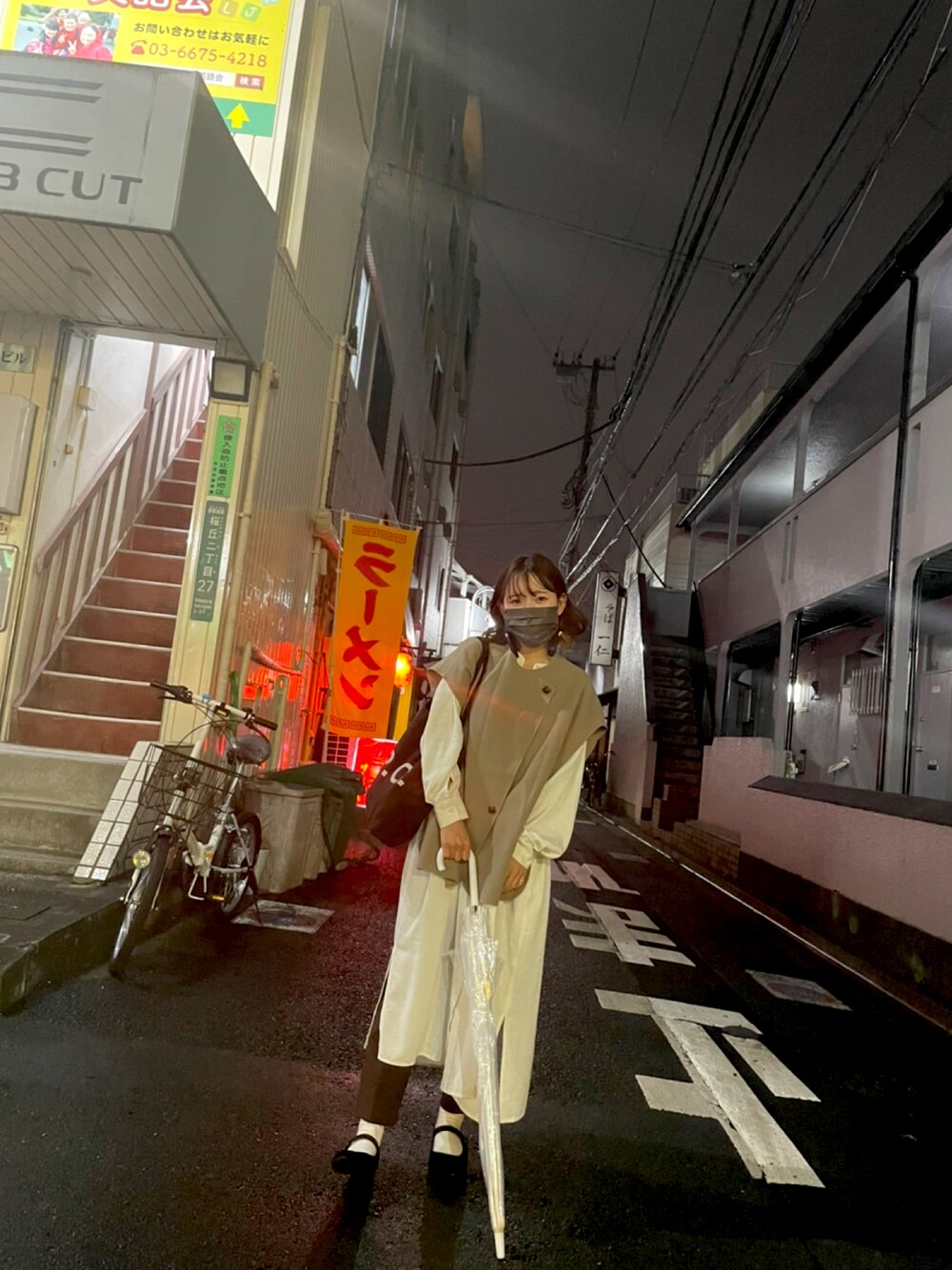 「秋服、大人カジュアル、ハロウィン、ベージュ、淡色コーデ、ロングワンピース、低身長、シャツスタイル、シンプル、ニット、休日スタイル、ブラウン」｜「LOWRYS FARMのウールポンチョフウベスト　893429（ベスト、ブラウン系）」を使った、haruさん（レディース・154cm）の秋コーディネートの1枚目の写真