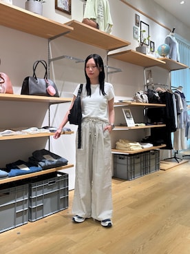 「CIAOPANIC TYPY（チャオパニックティピー）の【UNISEX】【プラスサイズあり】ストライプシアサッカーイージーパンツ（その他パンツ、ホワイト系）」を使った、速見ちひろさん（レディース・163cm）の春コーディネート