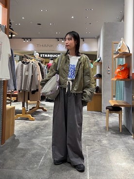 「スラックスパンツ」｜「アイテム（ブルゾン）」を使った、速見ちひろさん（レディース・163cm）の秋コーディネート