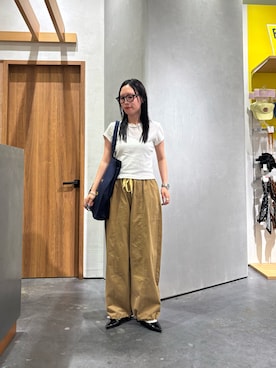 「CIAOPANIC TYPY（チャオパニックティピー）の【3サイズ展開/ウエスト配色】裾ドロストバレルイージーパンツ（その他パンツ、ベージュ系）」を使った、速見ちひろさん（レディース・163cm）の夏コーディネート