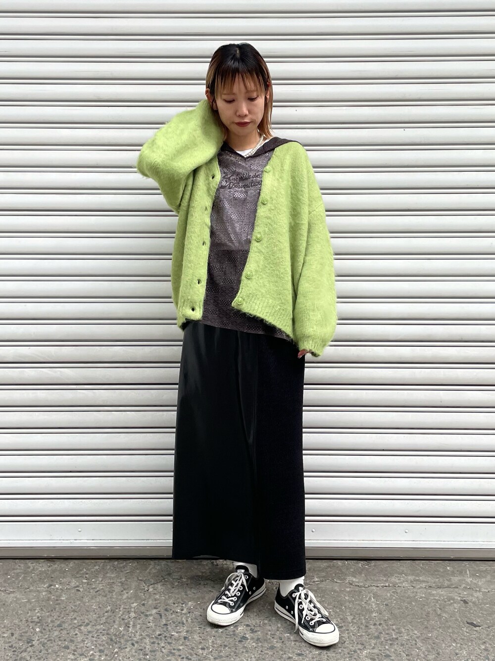 グリーン系のカーディガン/ボレロ、ブラウン系のシャツ/ブラウス、ブラック系のスカートを着用したレディースの秋コーディネートの1枚目の写真