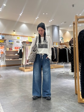 「CIAOPANIC TYPY（チャオパニックティピー）の∴シアー裏毛裾ラウンドフォトTee（Tシャツ/カットソー、ホワイト系）」を使った、速見ちひろさん（レディース・163cm）の秋コーディネート