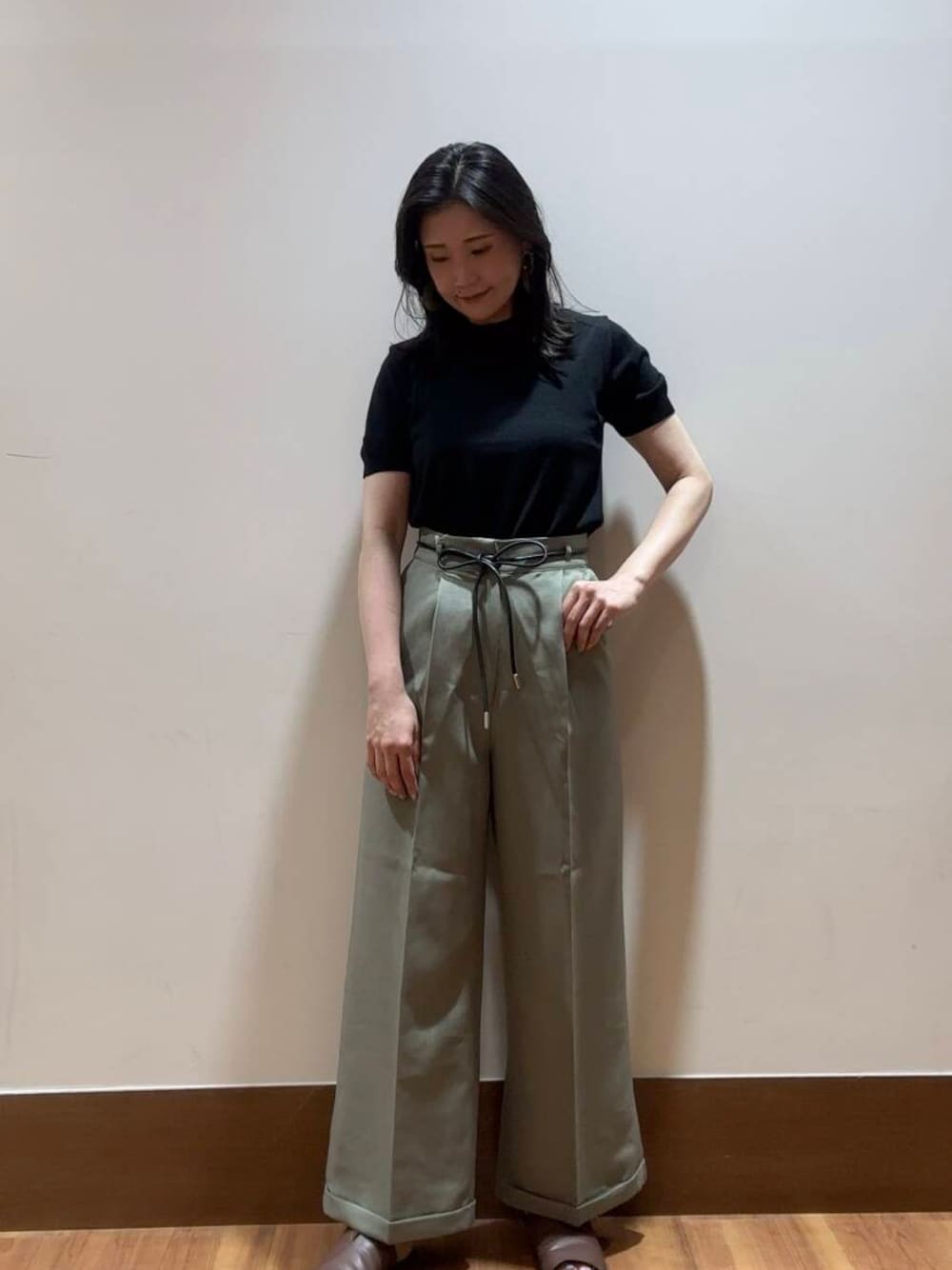 「アーバンリサーチ、URBANRESEARCH、シンプルコーデ、パンツスタイル、サマーニット、大人コーデ、items、スタッフスタイル、今日のコーデ、40代、パンツコーデ、黒髪コーデ」｜「ITEMS URBANRESEARCHのベルト付きパンツ（その他パンツ、グリーン系）」を使った、MAEDA KANAさん（レディース・163cm）の夏コーディネートの1枚目の写真