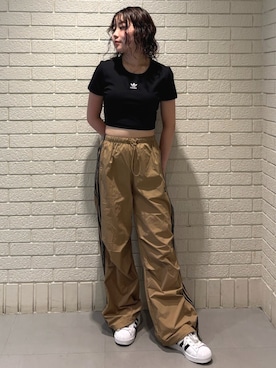 adidasのパンツを使った「パラシュートパンツ」の人気