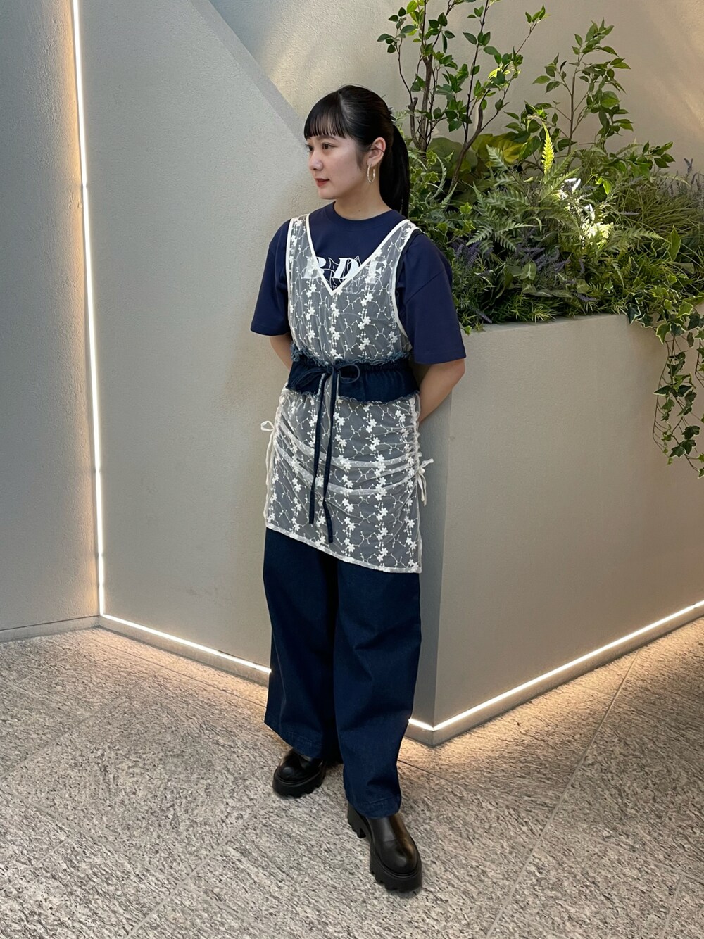 「ciaopanic、チャオパニック、おでかけコーデ、カジュアルコーデ、今日のコーデ、レイヤードスタイル、レイヤード、Tシャツ、ワンピース、レース、デニムサロペット、デニム、サロペット、162cm、骨格ストレート」｜「CIAOPANICのBDFフラワーロゴTシャツ（Tシャツ/カットソー、ブルー系）」を使った、つぐみさん（レディース・162cm）の春コーディネートの1枚目の写真