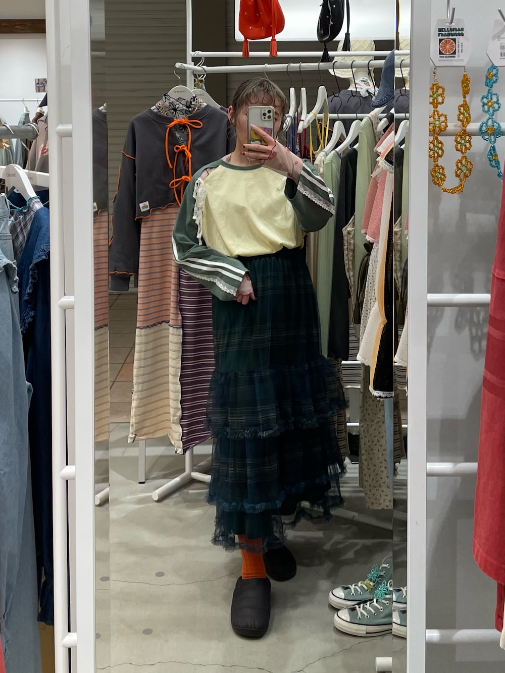 「ciaopanic、チャオパニック、春、春コーデ、春夏コーデ、春服、カラー、カラーコーデ、スカート、スカートスタイル、スカートコーデ、ロング、ロングスカート、チェック、チェックスカート」｜「CIAOPANICのスリットリボンレースラインラグラントップス（Tシャツ/カットソー、グリーン系）」を使った、つぐみさん（レディース・162cm）の春コーディネートの1枚目の写真