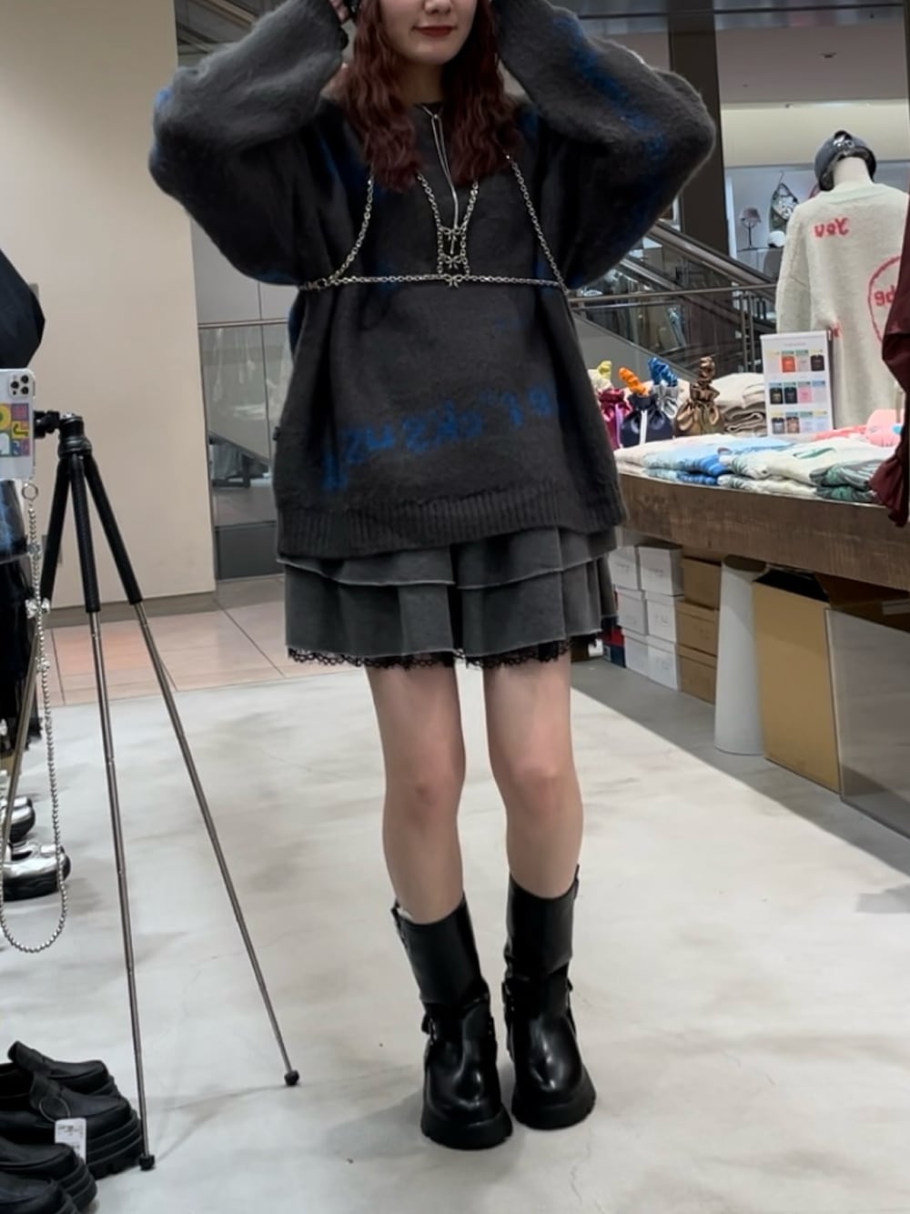 「ciaopanic、チャオパニック、ワントーン、ワントーンコーデ、ブラック、ブラックコーデ、黒」｜「CIAOPANICの【8/5(月)12:00～販売開始】【2024AW】ハンドクラフトロゴニット（ニット/セーター、グレー系）」を使った、つぐみさん（レディース・162cm）の冬コーディネートの1枚目の写真