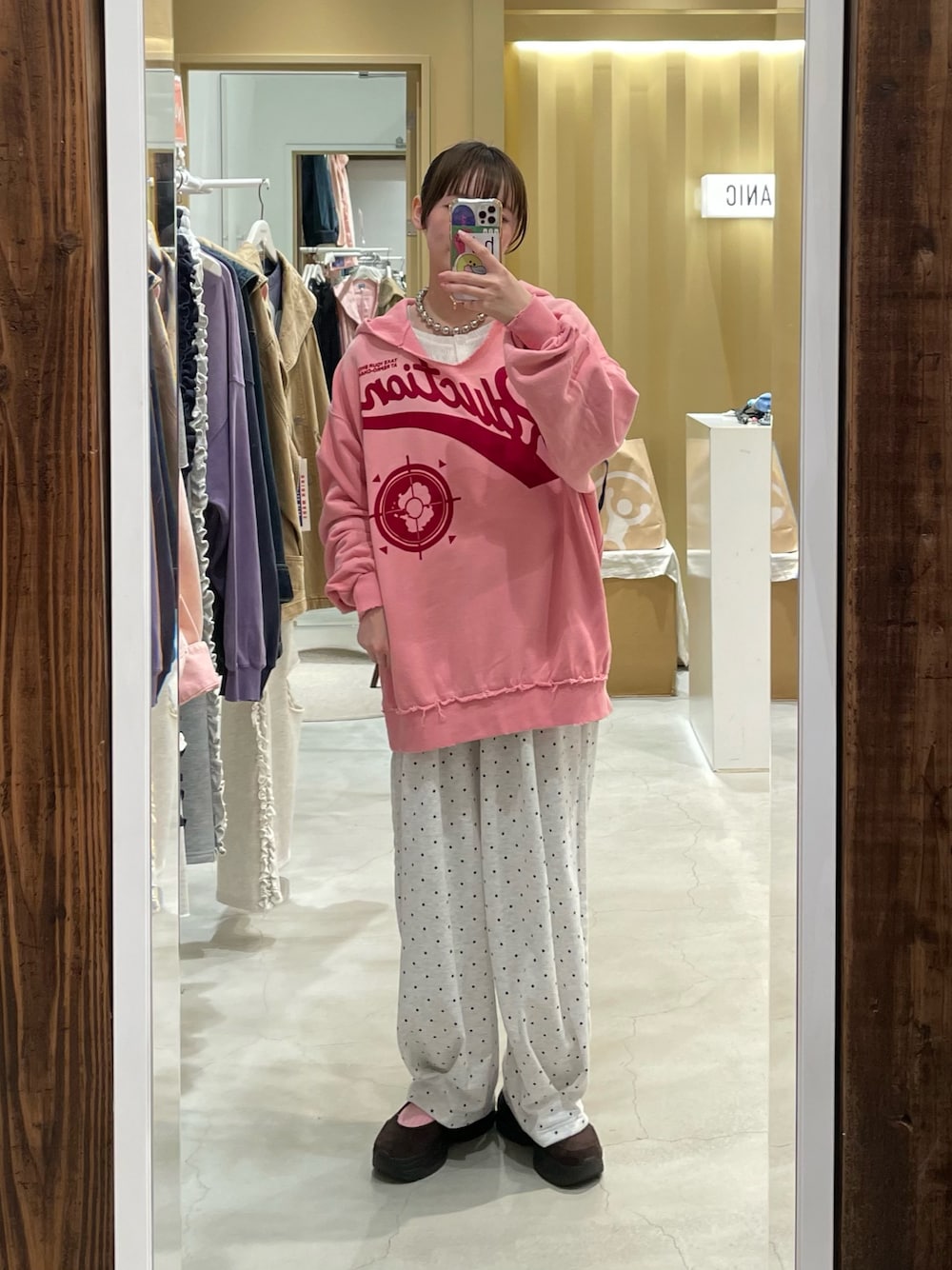 ピンク系のTシャツ/カットソー、グレー系のその他パンツを着用したレディースの秋コーディネートの1枚目の写真