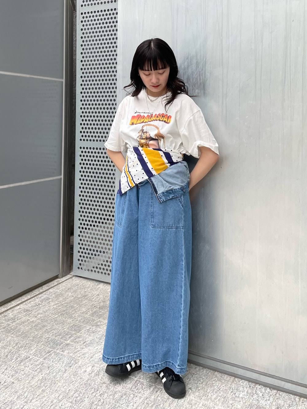 「ciaopanic、チャオパニック、おでかけコーデ、オトナカワイイ、大人カジュアル、スニーカーコーデ、デニムコーデ、Tシャツ、キャラT、スカーフ、デニム、デニムサロペット、デニムパンツ、162cm、骨格ストレート」｜「CIAOPANICの【ユニセックス】【Universalcollection/ユニバーサルコレクション】映画Tシャツ(ホワイト)（Tシャツ/カットソー、グレー系）」を使った、つぐみさん（レディース・162cm）の夏コーディネートの1枚目の写真