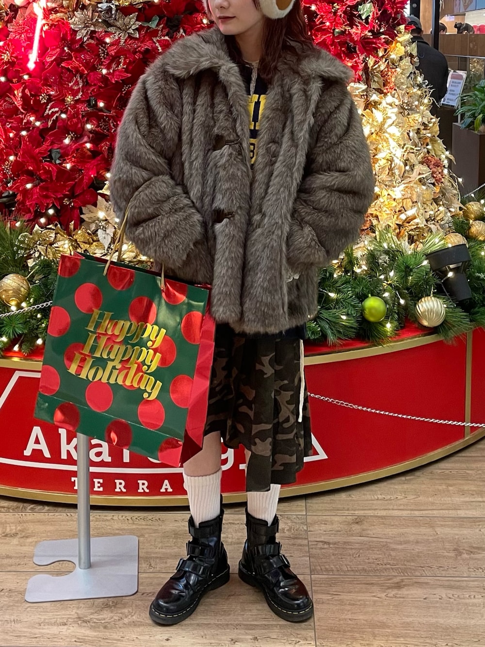 ブラウン系のその他アウター、ブルー系のスウェット、グリーン系のスカートを着用したレディースの秋コーディネートの1枚目の写真