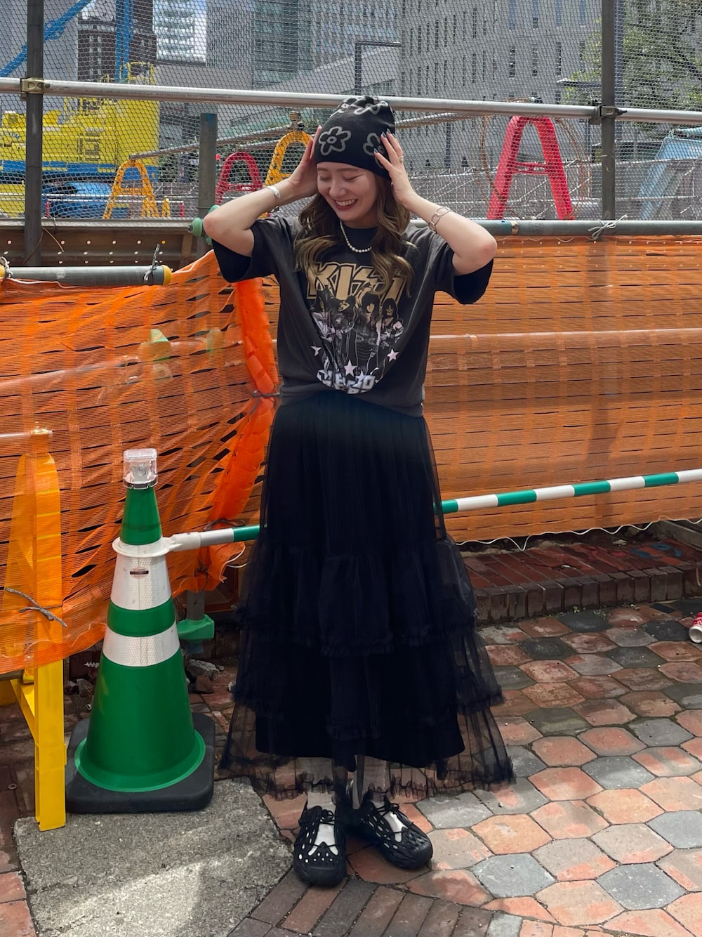 グレー系のTシャツ/カットソー、ブラック系のスカート、ブラック系のニットキャップ/ビーニーを着用したレディースの夏コーディネートの1枚目の写真