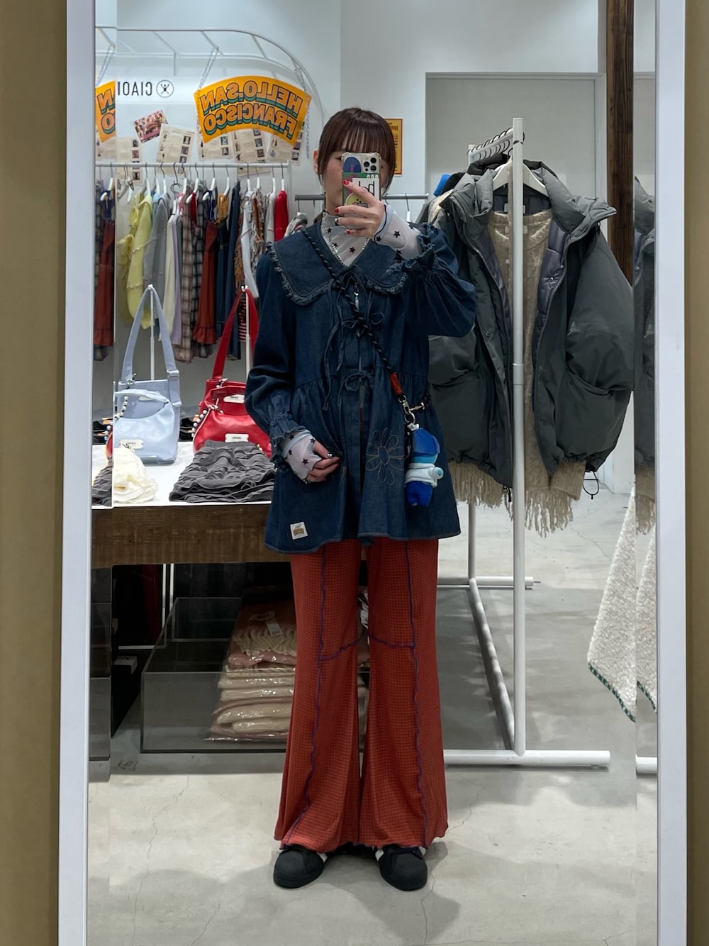 ブルー系のシャツ/ブラウス、ブルー系のTシャツ/カットソー、オレンジ系のその他パンツを着用したレディースの秋コーディネートの1枚目の写真