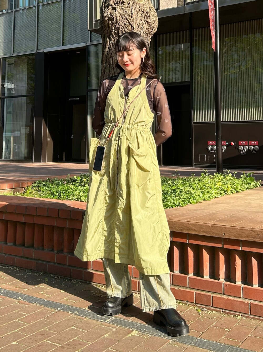 「ciaopanic、チャオパニック、おでかけコーデ、着回しコーデ、スタイルアップ、タンクトップ、ブラック、シアートップス、シアー、ワンピース、グリーン、デニムパンツ、デニム、162cm、骨格ストレート」｜「CIAOPANICのCP総柄ロゴシアーTEE（Tシャツ/カットソー、ブラック系）」を使った、つぐみさん（レディース・162cm）の春コーディネートの1枚目の写真