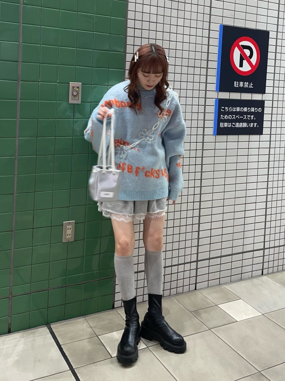 「ciaopanic、チャオパニック、お出かけコーデ、秋コーデ、秋のコーデ、秋冬コーデ、秋服、ラクチンコーデ、ニット、スカート、スカートスタイル、スカートコーデ、スウェット、ミニスカート、レース」｜「CIAOPANICの【GRAIN/グレイン】2wayボックスミニショルダー #Parakeet（ショルダーバッグ、シルバー系）」を使った、つぐみさん（レディース・162cm）の秋コーディネートの1枚目の写真
