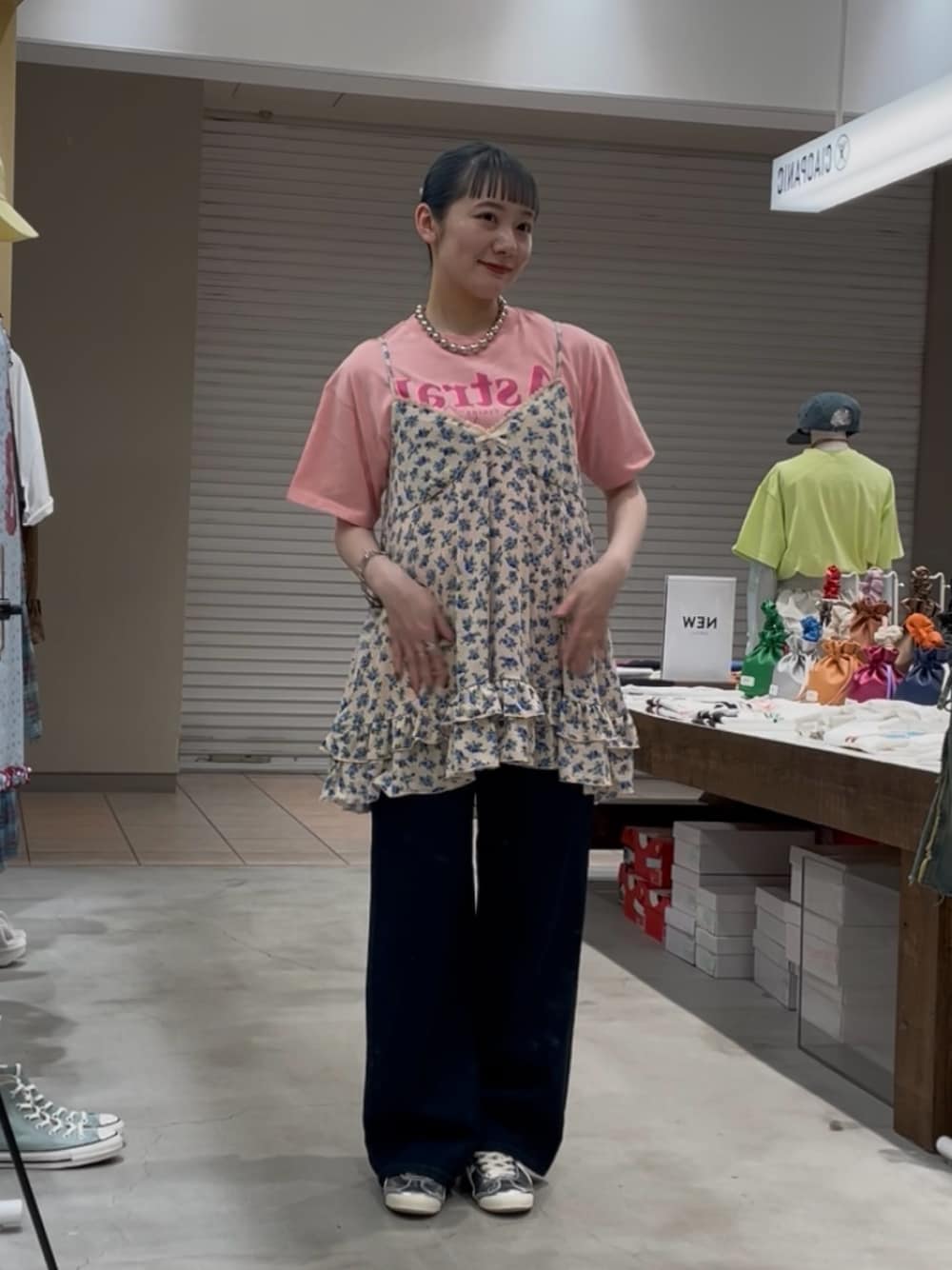 「ciaopanic、チャオパニック、Tシャツ、レイヤード、レイヤードスタイル、レイヤードコーデ、カラー、カラーコーデ、デニム、デニムパンツ、デニムコーデ、チュニック、チュニックワンピ、花柄」｜「CIAOPANICの星座プリントTEE（Tシャツ/カットソー、ピンク系）」を使った、つぐみさん（レディース・162cm）の春コーディネートの1枚目の写真