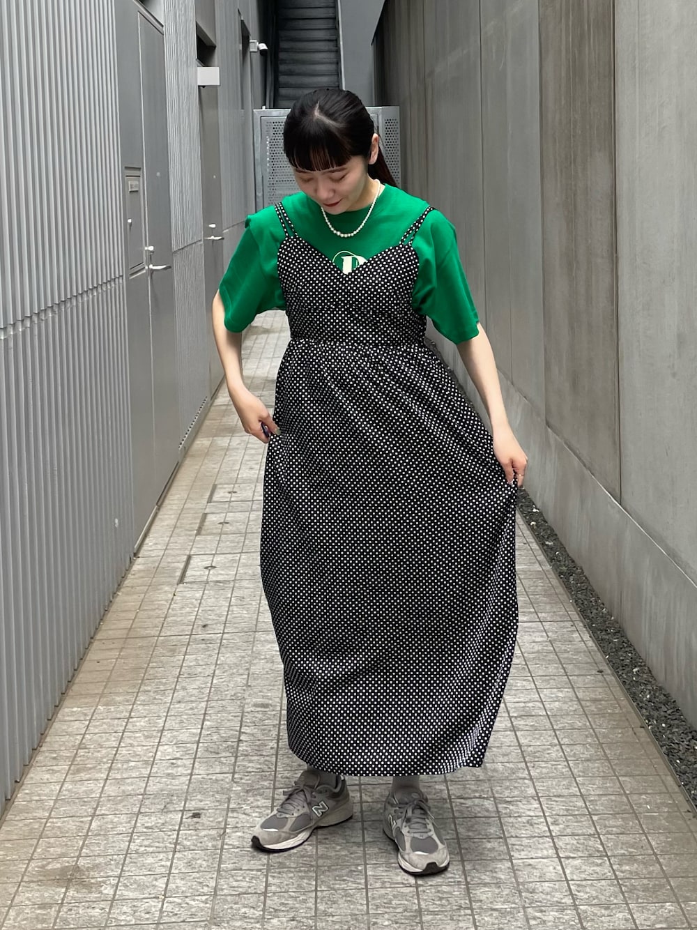 「ciaopanic、チャオパニック、夏コーデ、お出かけコーデ、大人カジュアル、大人可愛い、ゆったりコーデ、ワンピースコーデ、キャミワンピ、ワンピース、ドット、Tシャツ、グリーン、162cm、骨格ストレート」｜「CIAOPANICのBDFフラワーロゴTシャツ（Tシャツ/カットソー、グリーン系）」を使った、つぐみさん（レディース・162cm）の夏コーディネートの1枚目の写真