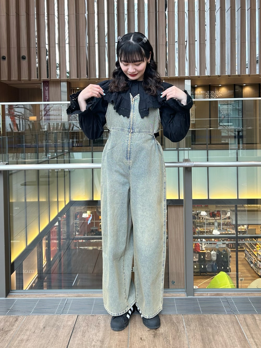 「ciaopanic、チャオパニック、ブラウス、ビッグカラー、レーストップス、ショート丈トップス、ブラック、サロペット、デニムサロペット、ヴィンテージライク、スニーカー、スニーカーコーデ、162cm、骨格ストレート、20代」｜「CIAOPANICのINDIAビッグカラーショート丈ブラウス（シャツ/ブラウス、ブラック系）」を使った、つぐみさん（レディース・162cm）の春コーディネートの1枚目の写真