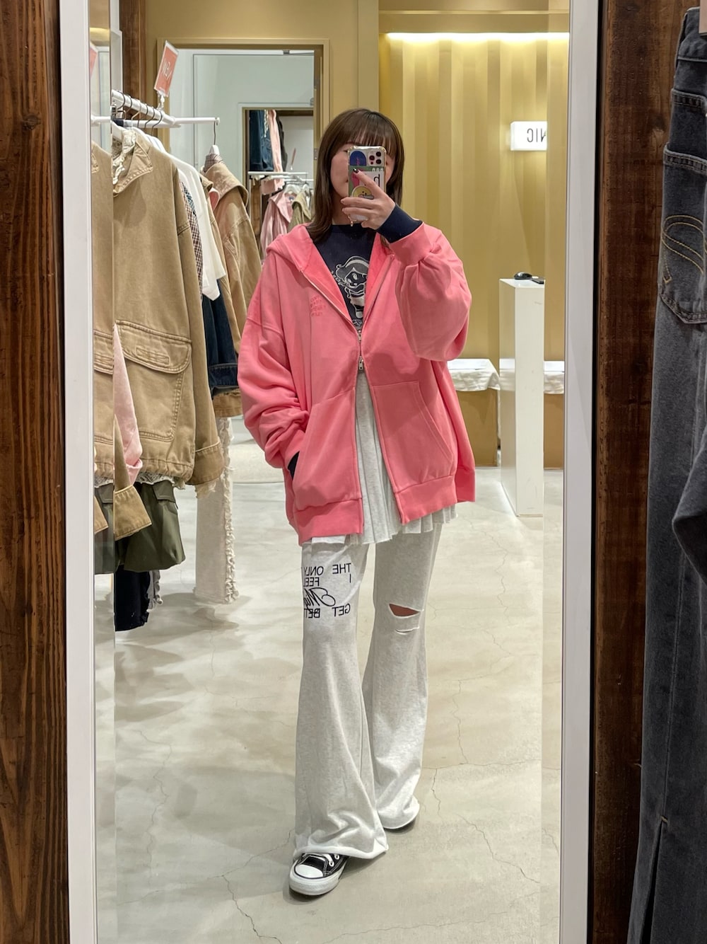 ピンク系のTシャツ/カットソー、ブルー系のTシャツ/カットソー、グレー系のその他パンツを着用したレディースの秋コーディネートの1枚目の写真