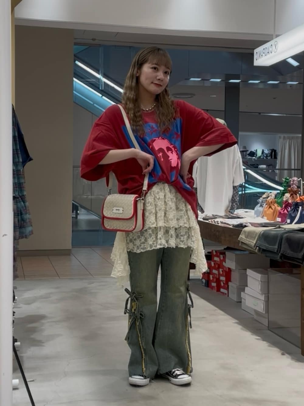 「ciaopanic、チャオパニック、レイヤード、レイヤードコーデ、レイヤードスタイル、カラー、カラーコーデ、Tシャツ、春、春コーデ、春夏コーデ、春服、レース、デニム、デニムパンツ」｜「RePRODUCTION LABELの【RePRODUCTION LABEL / リプロダクションレーベル】アソートヴィンテージフェードTEE（Tシャツ/カットソー、レッド系）」を使った、つぐみさん（レディース・162cm）の春コーディネートの1枚目の写真