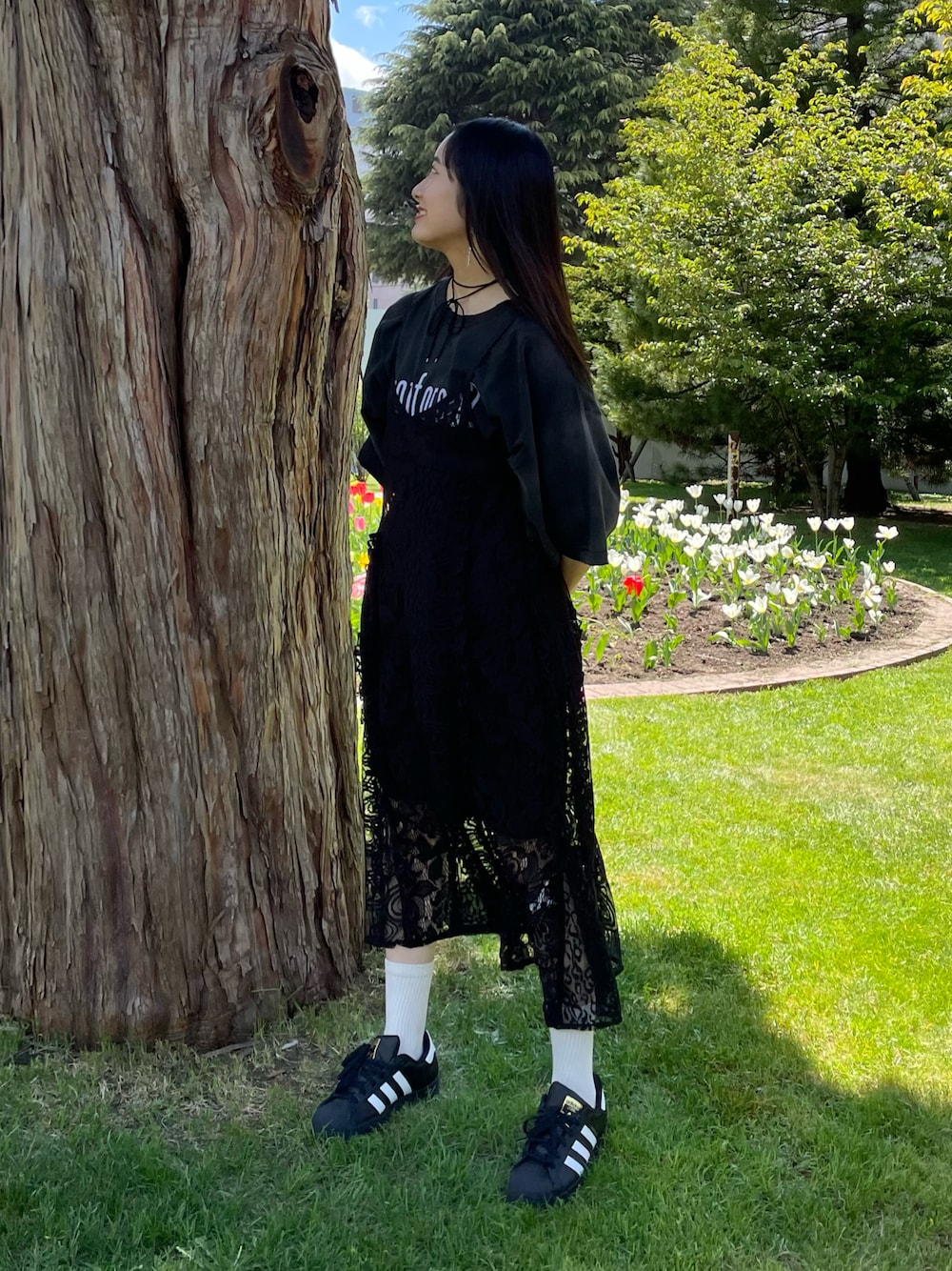 「ciaopanic、チャオパニック、ブラックコーデ、ワントーンコーデ、お出かけコーデ、黒、Tシャツ、キャミワンピース、レース、パッチワーク、フリル、162cm、骨格ストレート」｜「CIAOPANICのパッチワークレースキャミワンピース（ワンピース、ブラック系）」を使った、つぐみさん（レディース・162cm）の春コーディネートの1枚目の写真