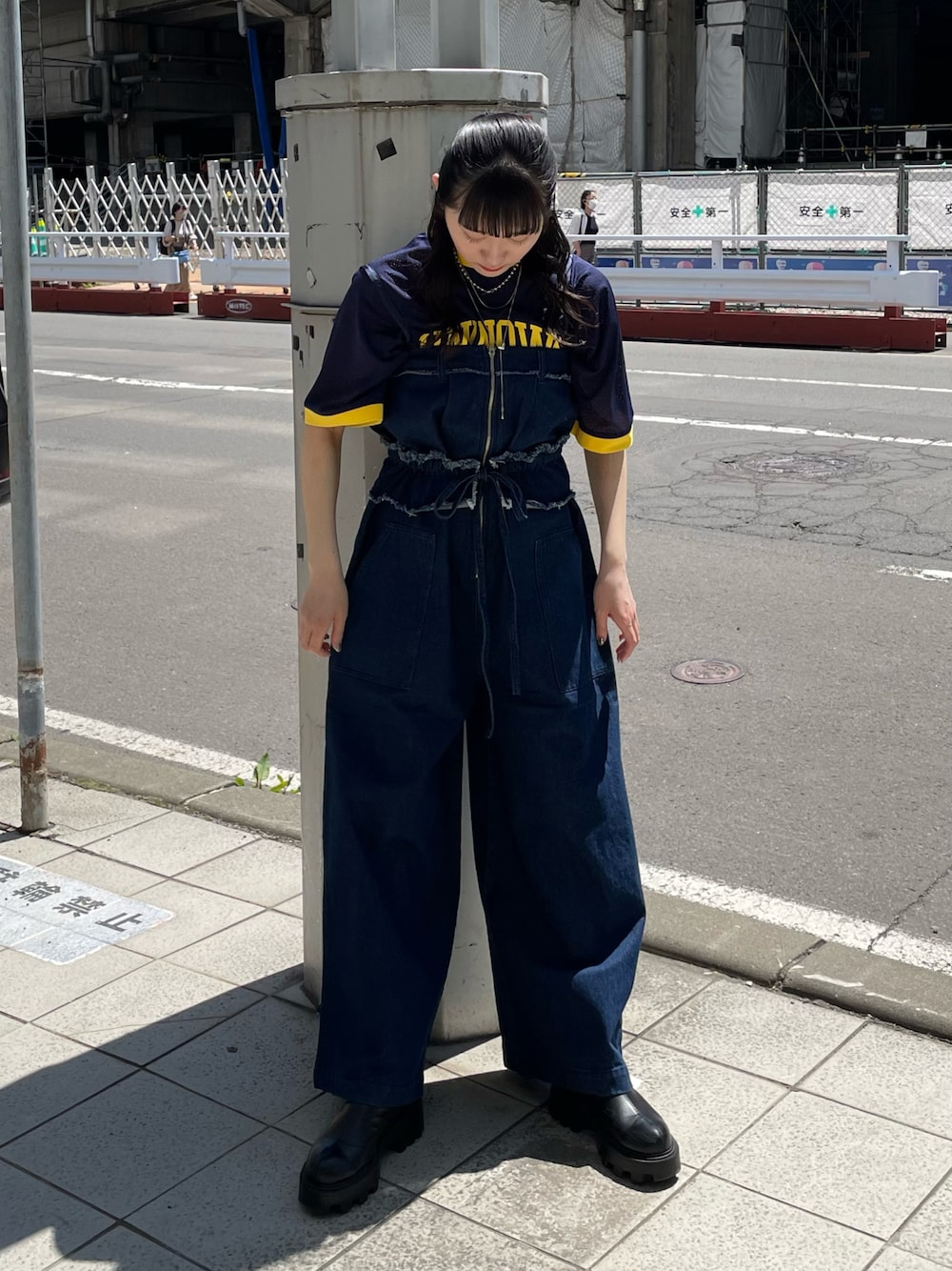 「ciaopanic、チャオパニック、お出かけコーデ、休日スタイル、夏コーデ、ロゴT、カレッジロゴ、メッシュトップス、メッシュ、ネイビー、イエロー、サロペット、スタイルアップ、162cm、骨格ストレート」｜「CIAOPANICの【ユニセックス】メッシュカレッジロゴTEE（Tシャツ/カットソー、ブルー系）」を使った、つぐみさん（レディース・162cm）の春コーディネートの1枚目の写真