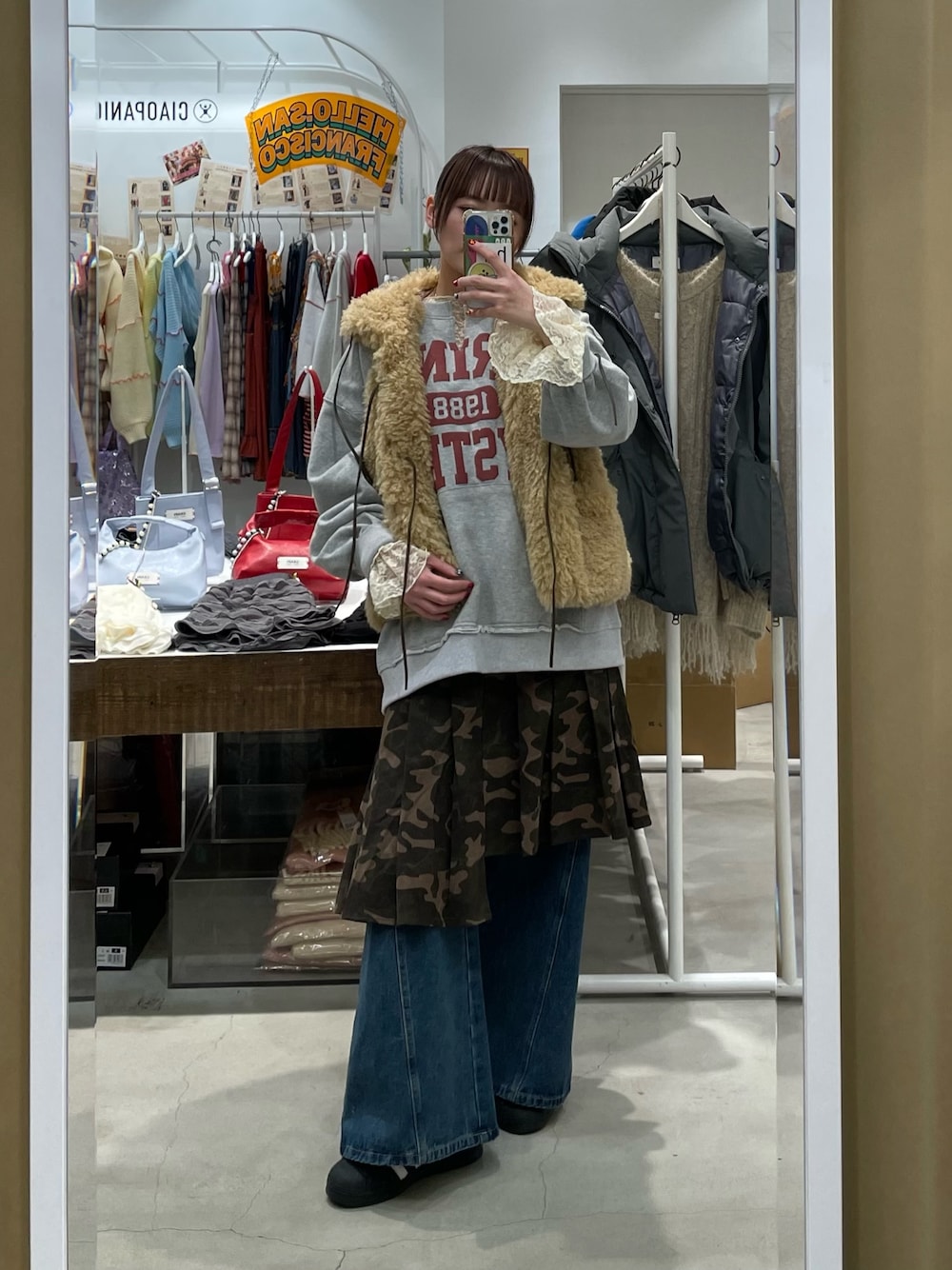 ホワイト系のTシャツ/カットソー、グレー系のスウェット、ベージュ系のベストを着用したレディースの秋コーディネートの1枚目の写真