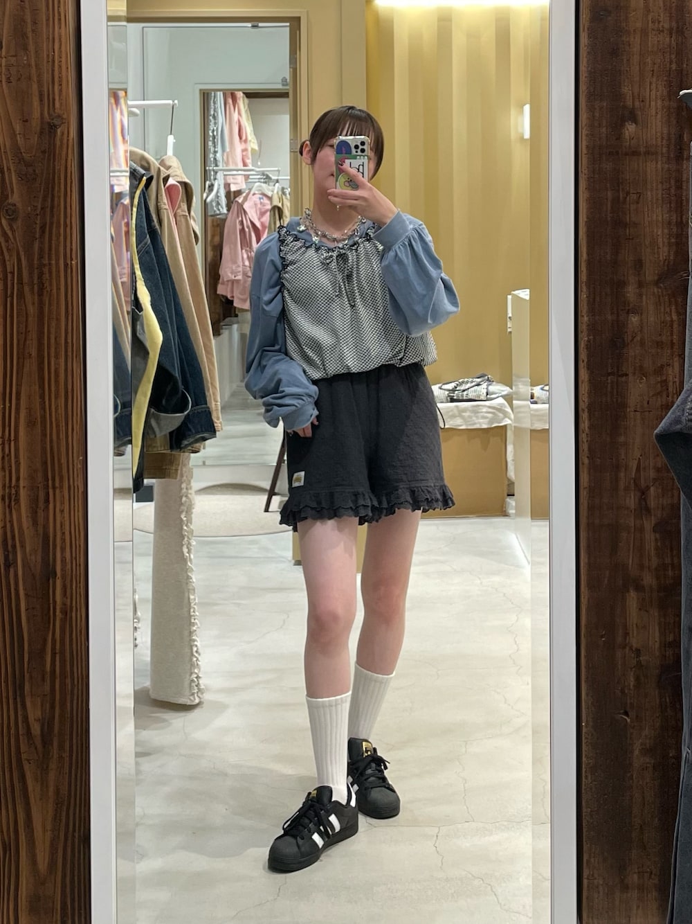 ホワイト系のTシャツ/カットソー、ブルー系のTシャツ/カットソー、ブラック系のその他パンツを着用したレディースの秋コーディネートの1枚目の写真