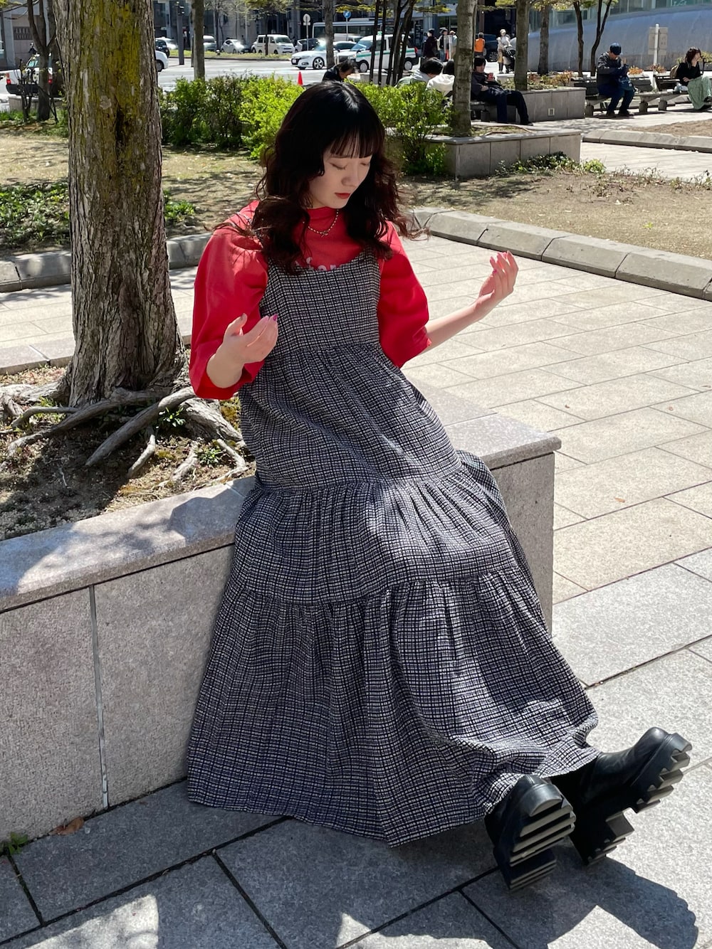 「ciaopanic、チャオパニック、春コーデ、春夏コーデ、カジュアルコーデ、おでかけコーデ、Tシャツ、レッド、ヴィンテージライク、キャミワンピ、ブラック、ホワイト、162cm、骨格ストレート、20代」｜「RePRODUCTION LABELの【ユニセックス】【RePRODUCTION LABEL / リプロダクションレーベル】アソートパウダー加工グラインダーグラフィックTシャツ（Tシャツ/カットソー、レッド系）」を使った、つぐみさん（レディース・162cm）の春コーディネートの1枚目の写真