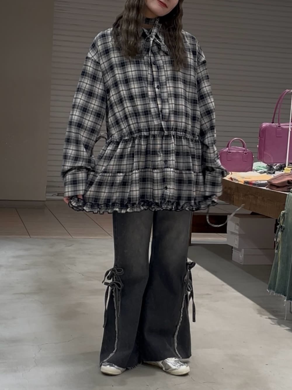 ブラック系のシャツ/ブラウス、ブラック系のデニムパンツを着用したレディースの秋コーディネートの1枚目の写真