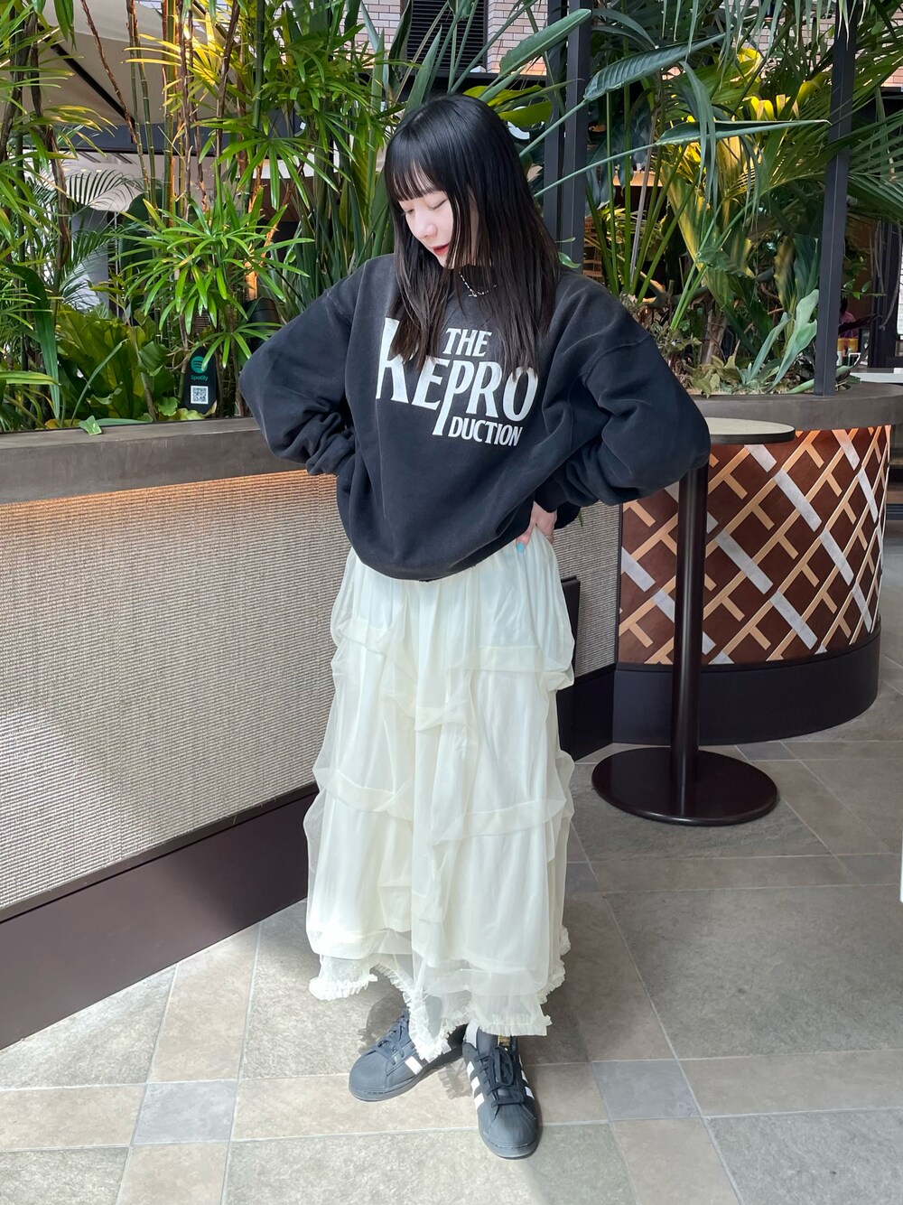 「#ciaopanic、チャオパニック、ロゴトップス、スウェット、黒、ヴィンテージライク、チュールスカート、大人可愛い、大人カジュアルコーデ、おでかけコーデ、スニーカーコーデ、着回しコーデ、162cm、骨格ストレート、20代」｜「CIAOPANICの【お気に入り登録者数21000人突破！】タックラメチュールボリュームスカート（スカート、ホワイト系）」を使った、つぐみさん（レディース・162cm）の春コーディネートの1枚目の写真