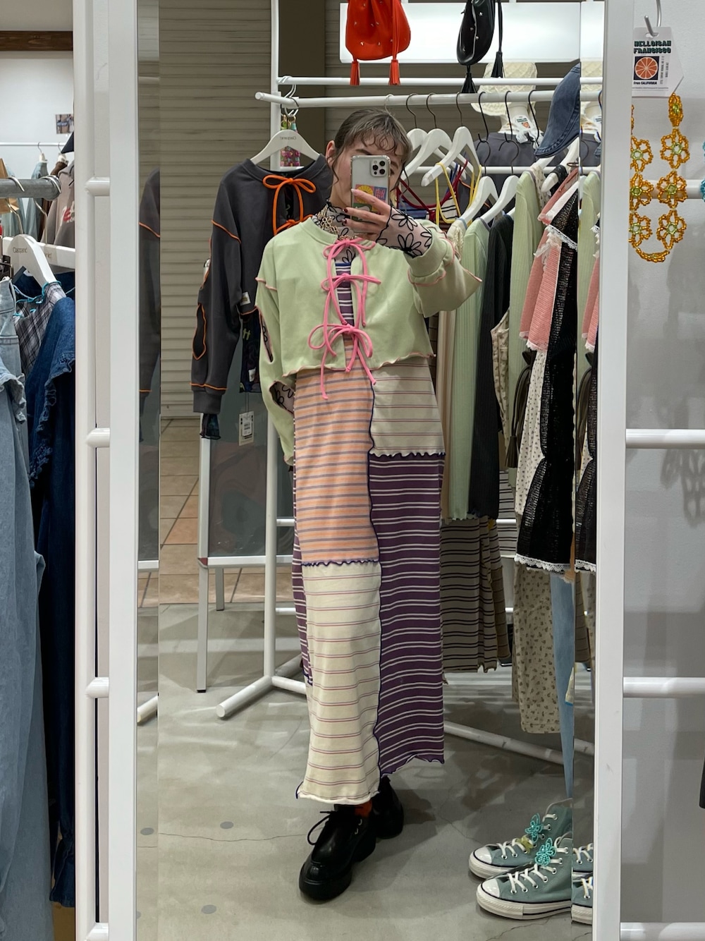 「ciaopanic、チャオパニック、春、春コーデ、春夏コーデ、春色、春服、春カラー、レイヤード、レイヤードスタイル、レイヤードコーデ、花柄、花柄トップス、ワンピ、ワンピース」｜「HELLO.SANFRANCISCOの【HELLO.SANFRANCISCO/ハローサンフランシスコ】フロッキーフラワーシアータートルトップス（Tシャツ/カットソー、ホワイト系）」を使った、つぐみさん（レディース・162cm）の春コーディネートの1枚目の写真