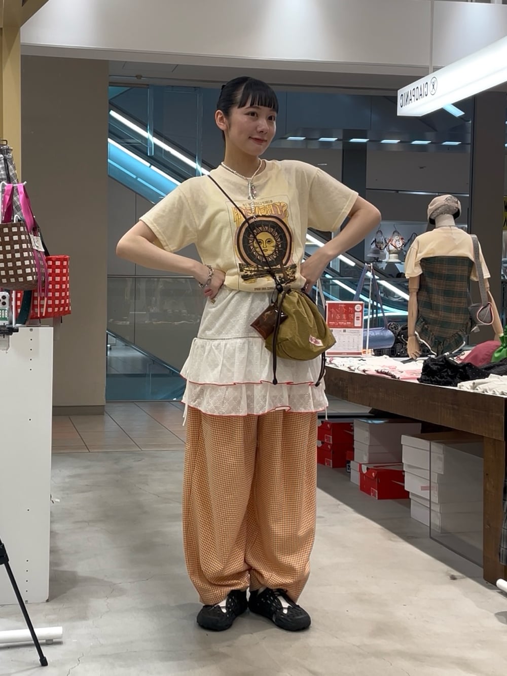 「ciaopanic、チャオパニック、夏、夏コーデ、夏服、レイヤード、レイヤードコーデ、レイヤードスタイル、カラー、カラーコーデ、カラーパンツ、カジュアル、カジュアルコーデ、カジュアルスタイル、カラースカート」｜「HELLO.SANFRANCISCOの【HELLO.SANFRANCISCO/ハローサンフランシスコ】ギンガムチェックランタンパンツ（その他パンツ、オレンジ系）」を使った、つぐみさん（レディース・162cm）の夏コーディネートの1枚目の写真