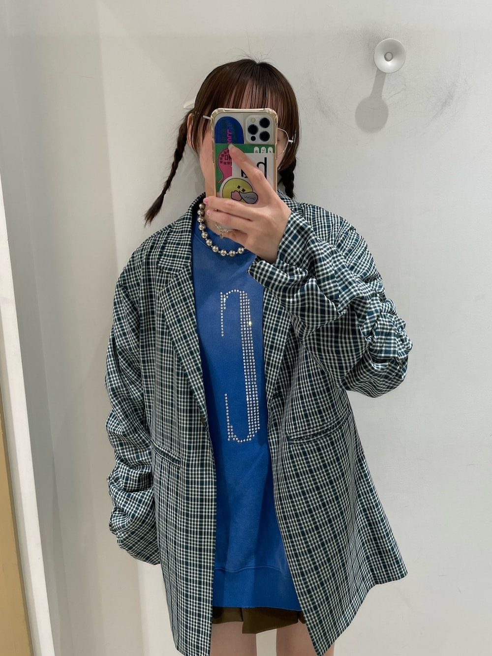 ブルー系のテーラードジャケット、ブルー系のTシャツ/カットソーを着用したレディースの秋コーディネートの1枚目の写真